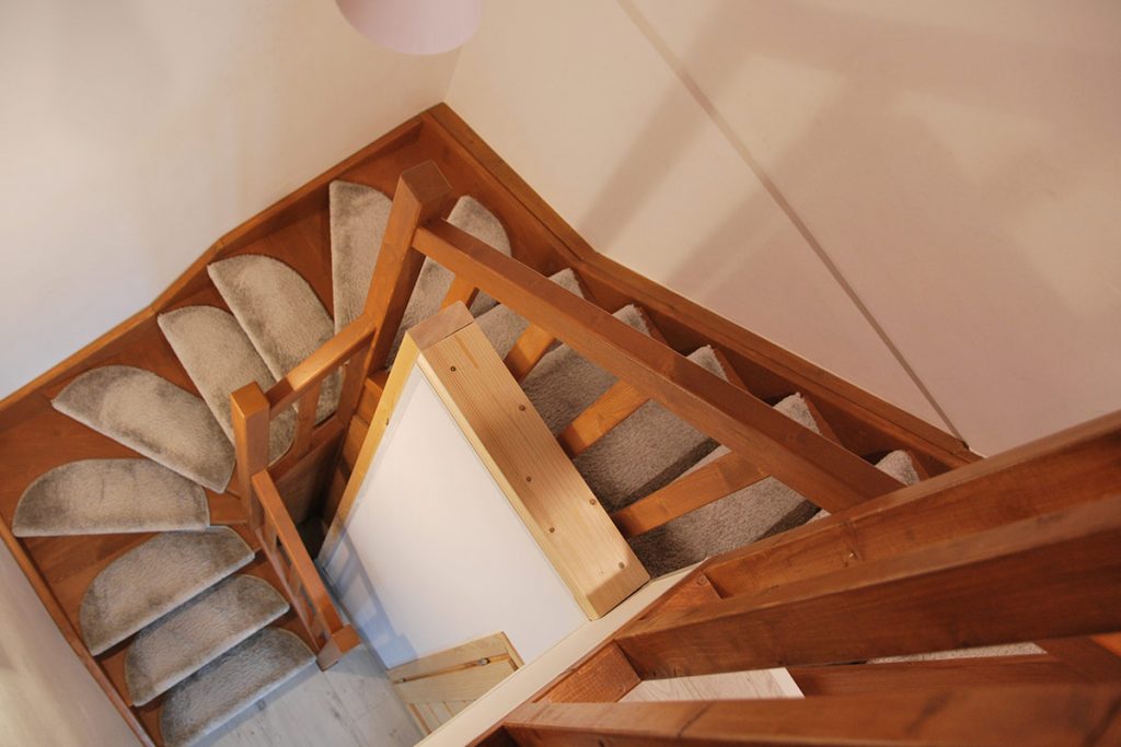Bystrý smrkové schody do U realizace s koberečky z patra