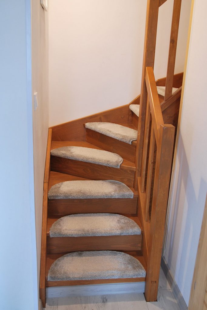 Bystrý smrkové schody do U realizace s koberečky zdola