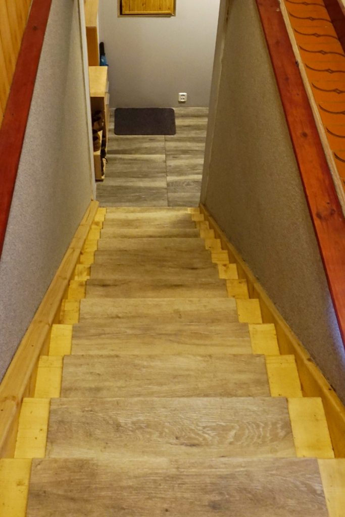 Bystrý smrkové schody rovné světlý lak realizace pohled ze schodiště