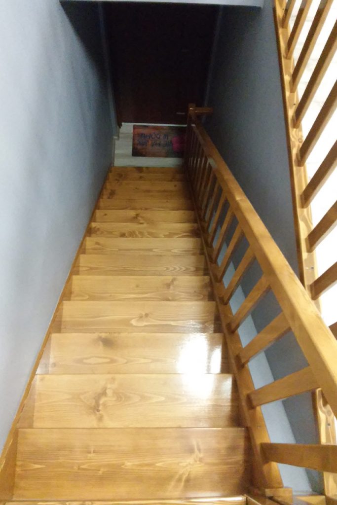 Bystrý smrkové schody rovné světlý lak realizace pohled z patra